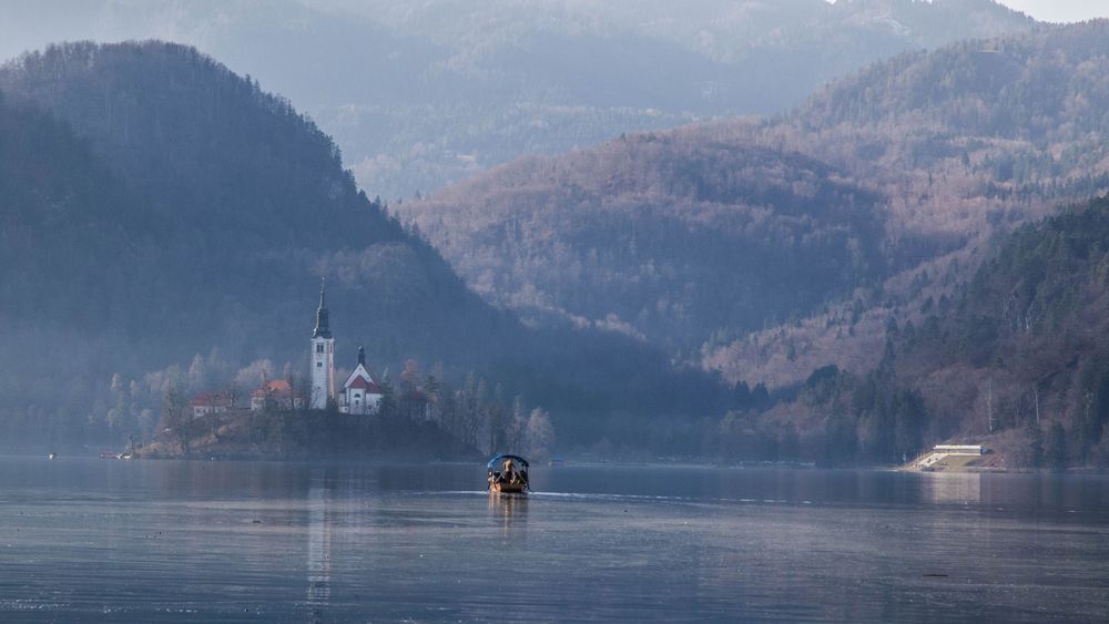 Kircheninsel im See