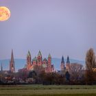 Kirchenkonglomerat mit Vollmond