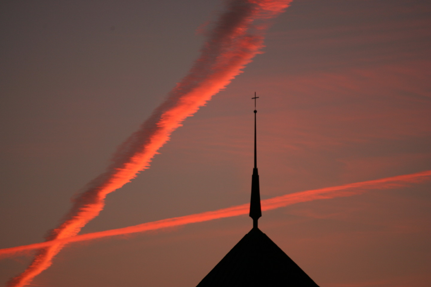 Kirchenkreuz am Abendhimmel