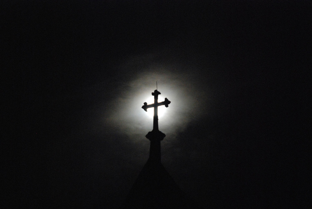 Kirchenkreuz bei Vollmond