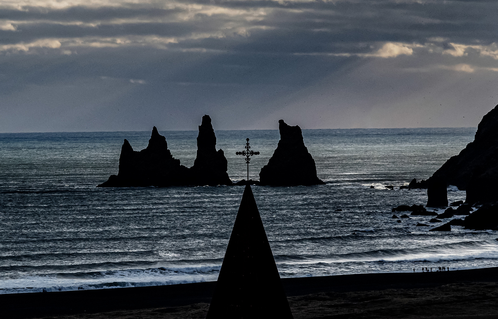 KIrchenkreuz und Felsen im Meer 2.0