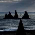 Kirchenkreuz und Felsen im Meer