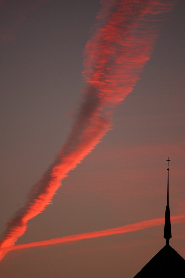 Kirchenkreuz vor Abendhimmel