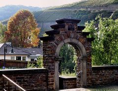 Kirchenmauer in Dernau/Ahr