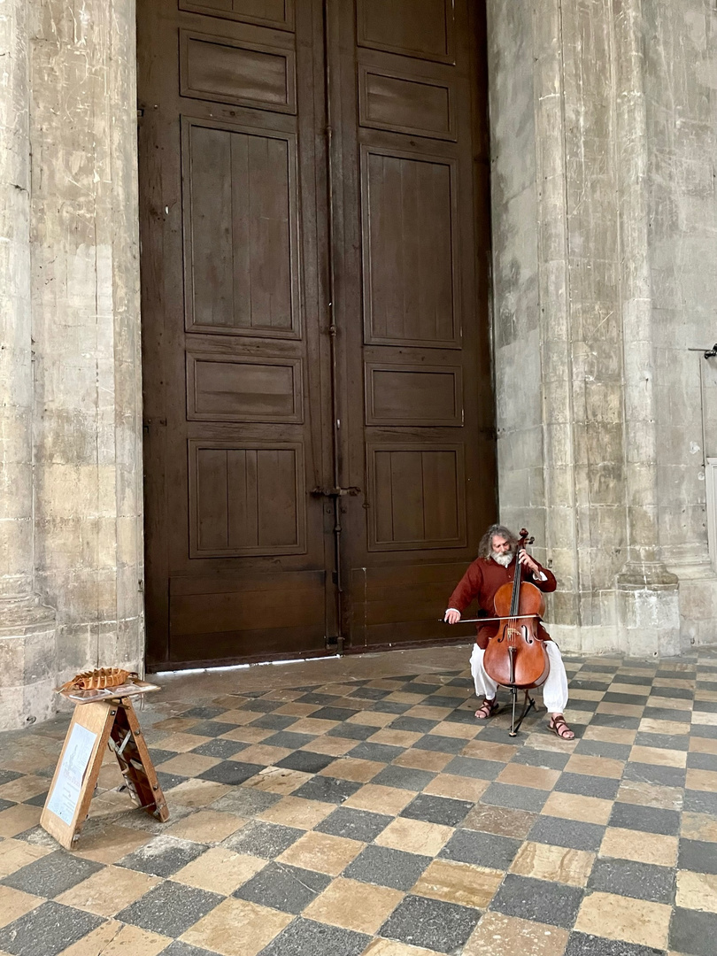 Kirchenmusik vor riesiger Tür erfüllt den Raum 