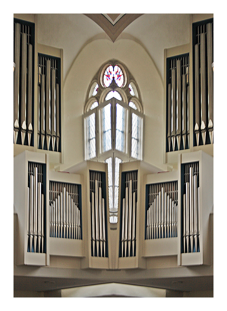 Kirchenorgel gespiegelt