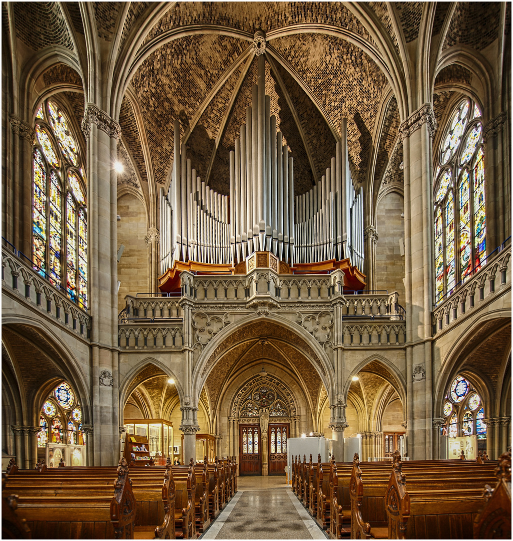 Kirchenraum der Gedächtniskirche - gerade