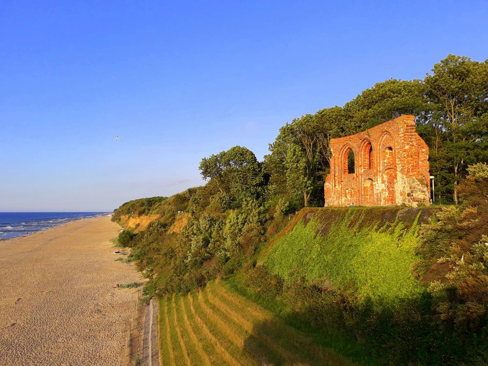 Kirchenruine im Abendlich