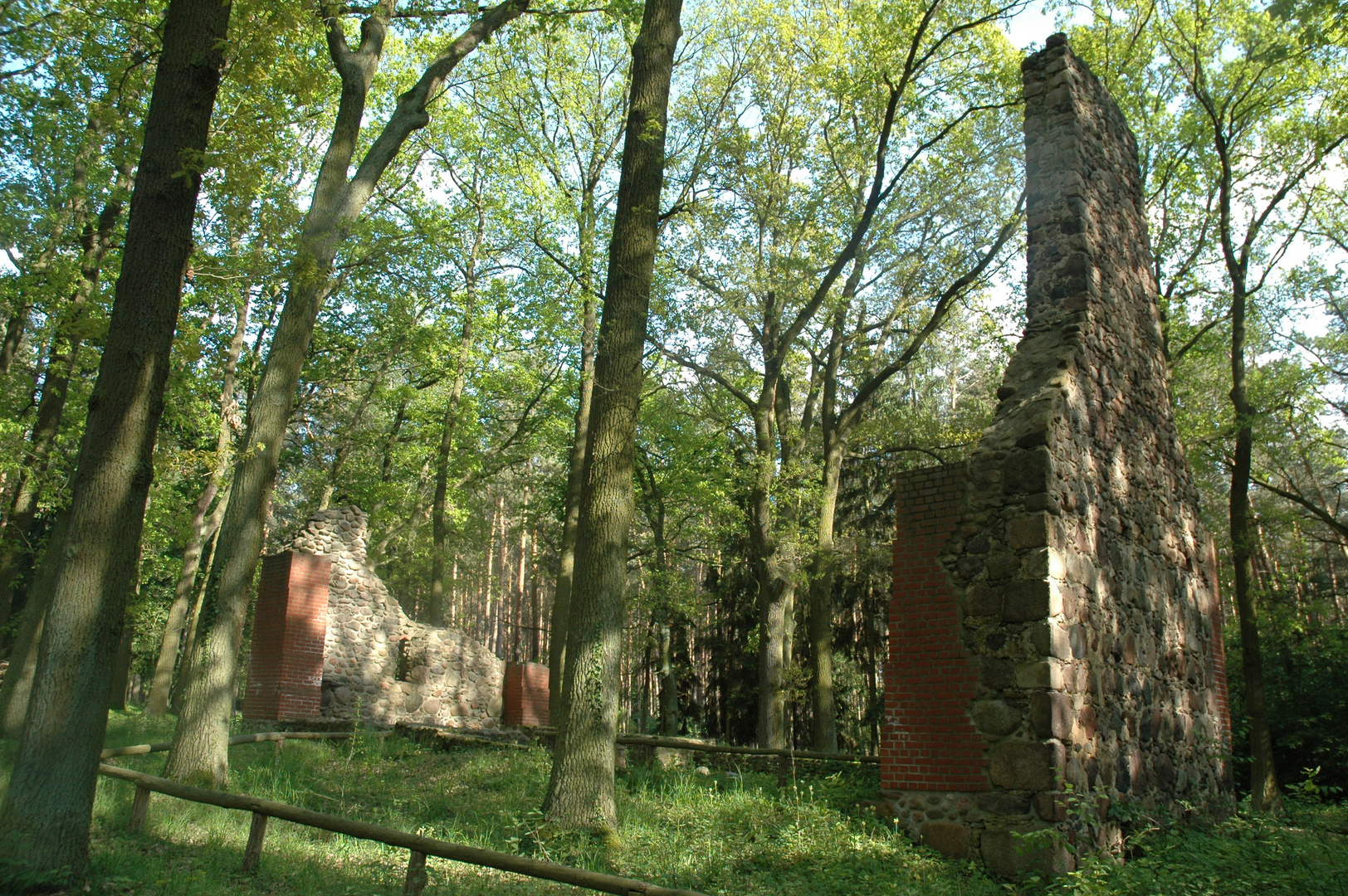 Kirchenruine in der Nähe von Berlin