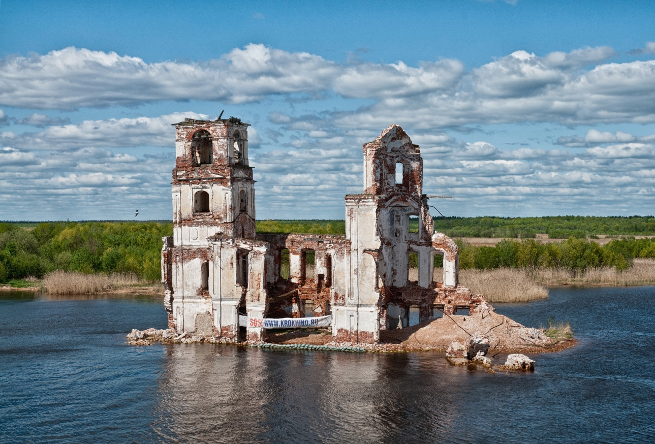 Kirchenruine in der Scheksna / Russia