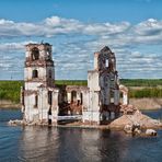 Kirchenruine in der Scheksna / Russia