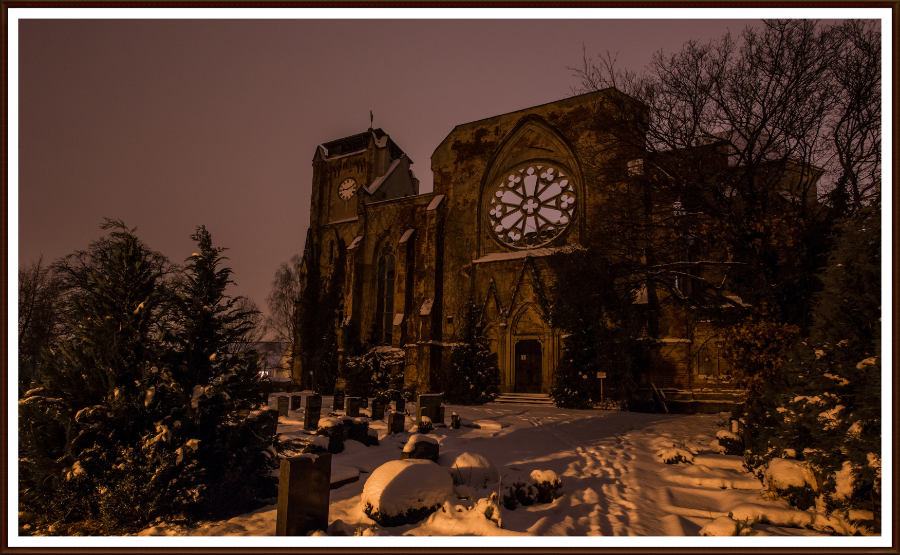 Kirchenruine in Wachau im abendlichen Winterkleid