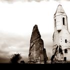 Kirchenruine mitten im Acker