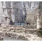 Kirchenruinen und anschliessende Felswand