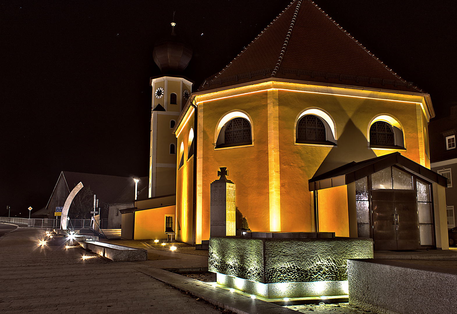 Kirchenschein bei Nacht