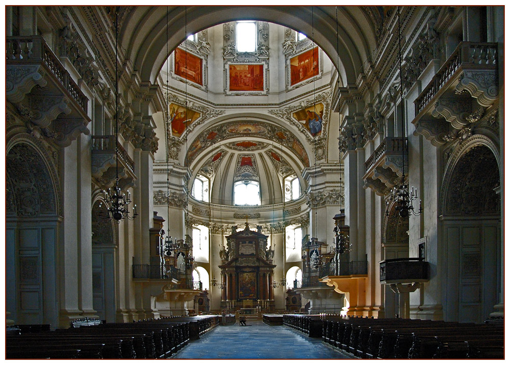 Kirchenschiff im Dom zu Salzburg.