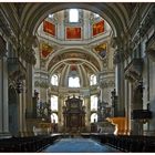 Kirchenschiff im Dom zu Salzburg.