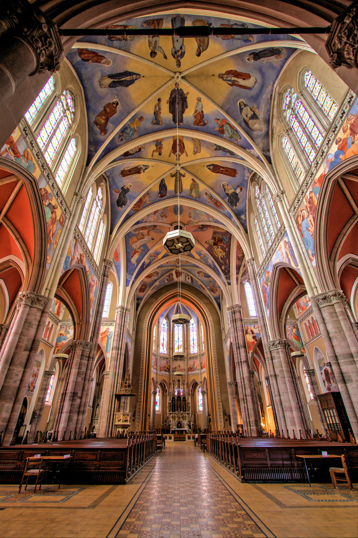 Kirchenschiff Katedrale in Osijek in Farbe