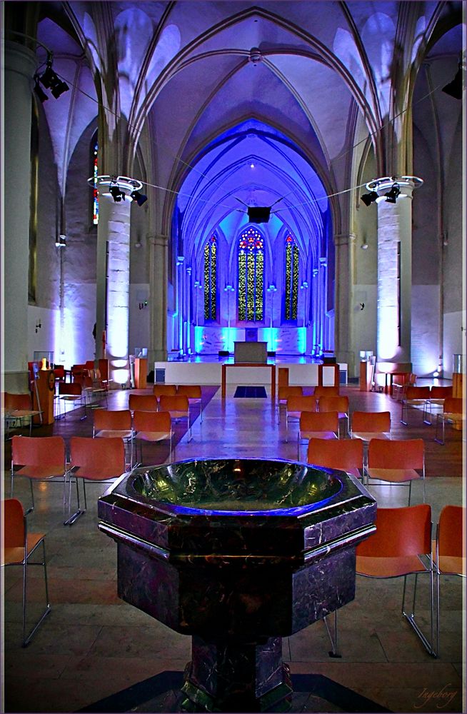 Kirchenschiff mit Lichteffekten