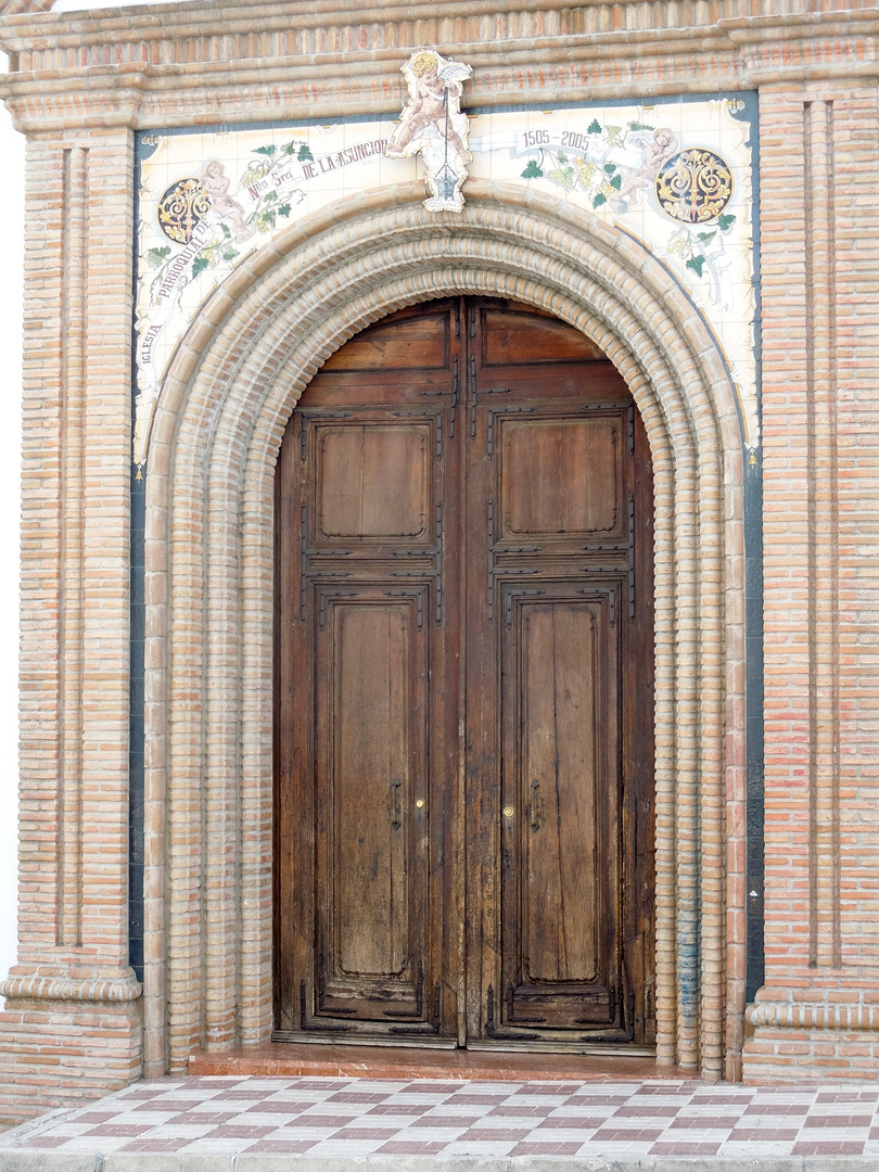 Kirchentür in Competa, Andalusien