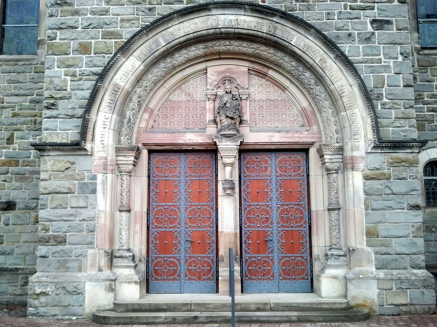 Kirchentür mit Maria und Kind