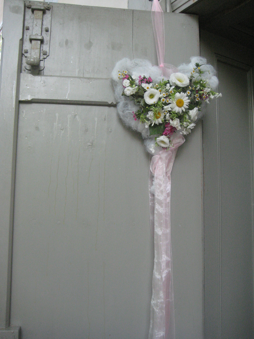 Kirchentür mit Sommerblumen