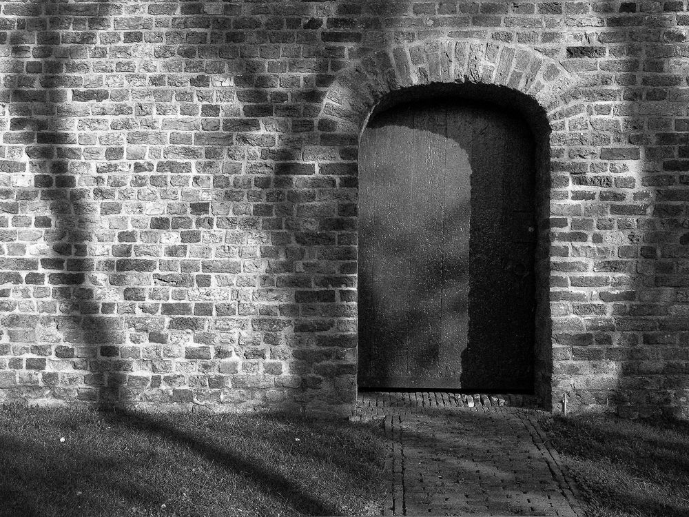Kirchentür und Schatten, Ameland 2005