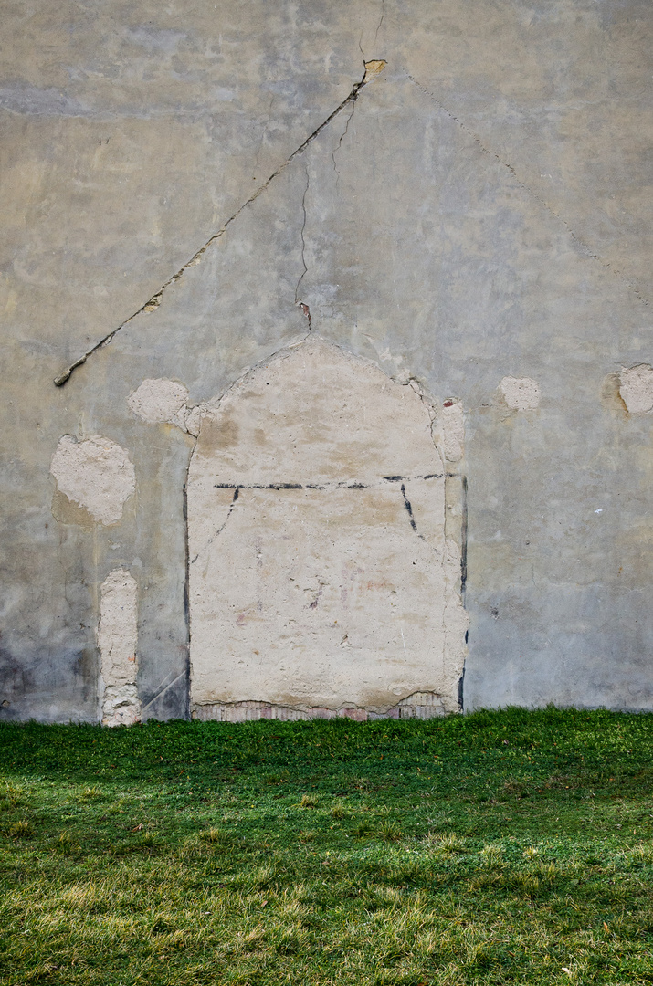 Kirchenwand mit Fußballtor