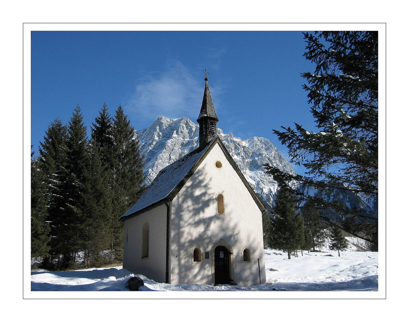 Kircherl im Schutze der Zugspitze