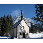 Kircherl im Schutze der Zugspitze