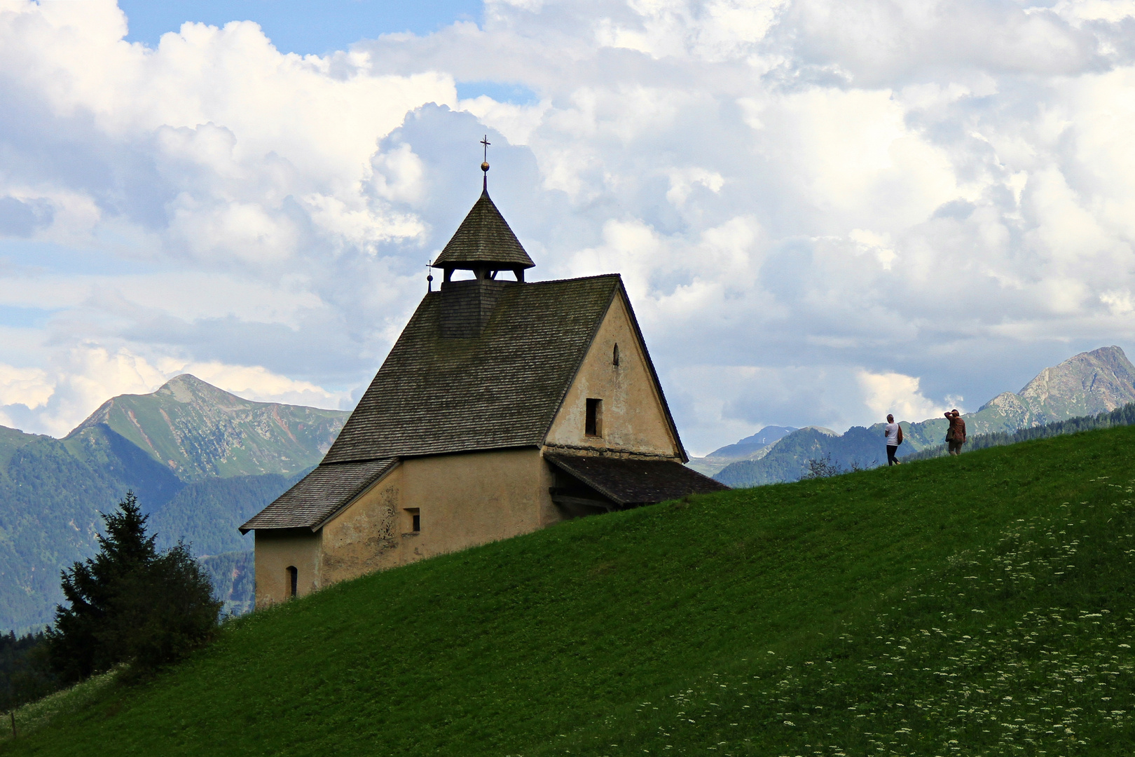 Kirchgang in Tirol