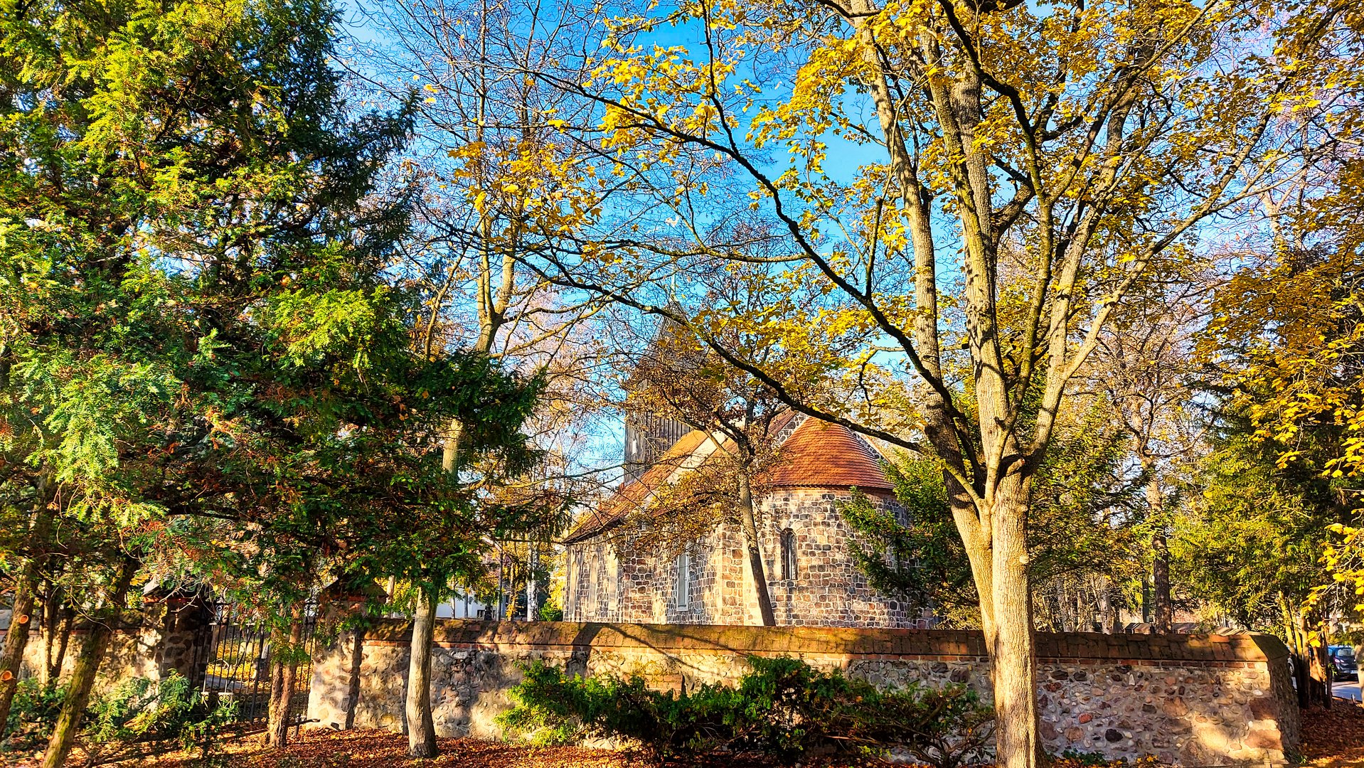 Kirchgarten im Herbst