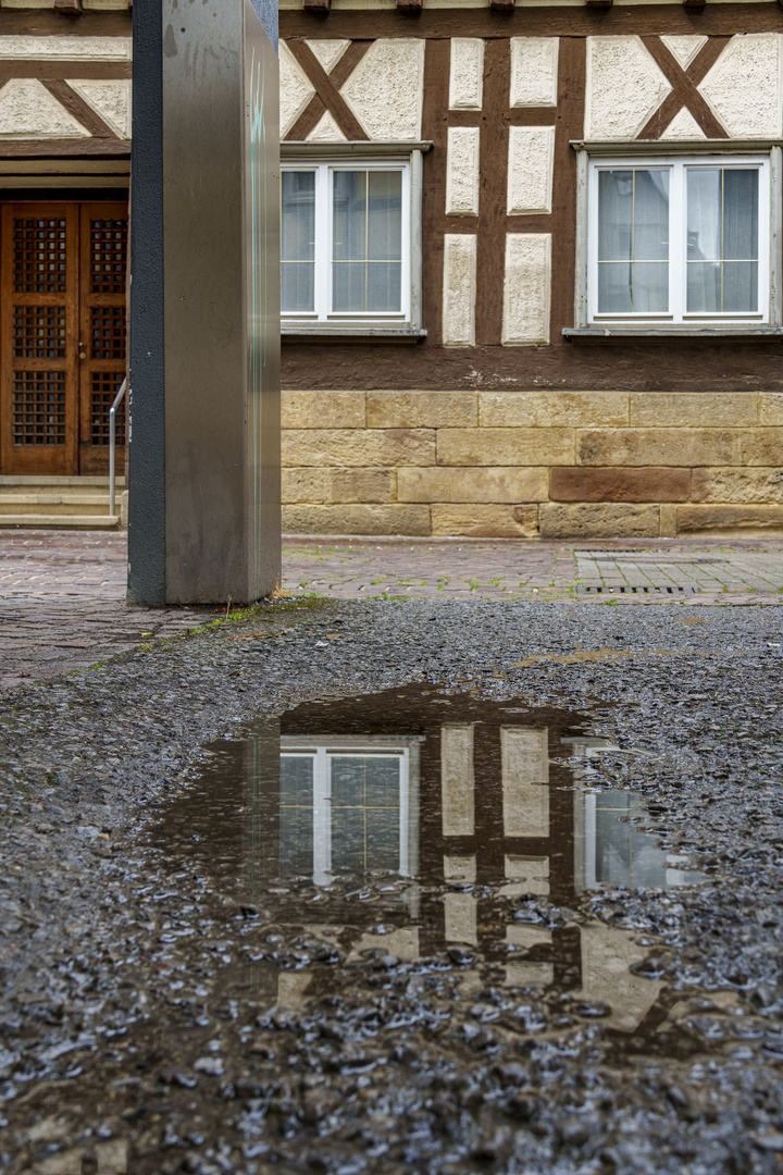 Kirchheimer Fachwerk in der Pfütze