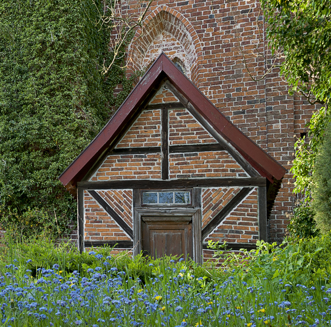 Kirchhof-Idyll in Gustow (Rügen)