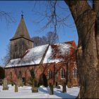 Kirchhof im Schnee