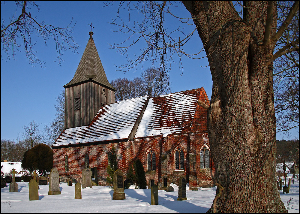 Kirchhof im Schnee