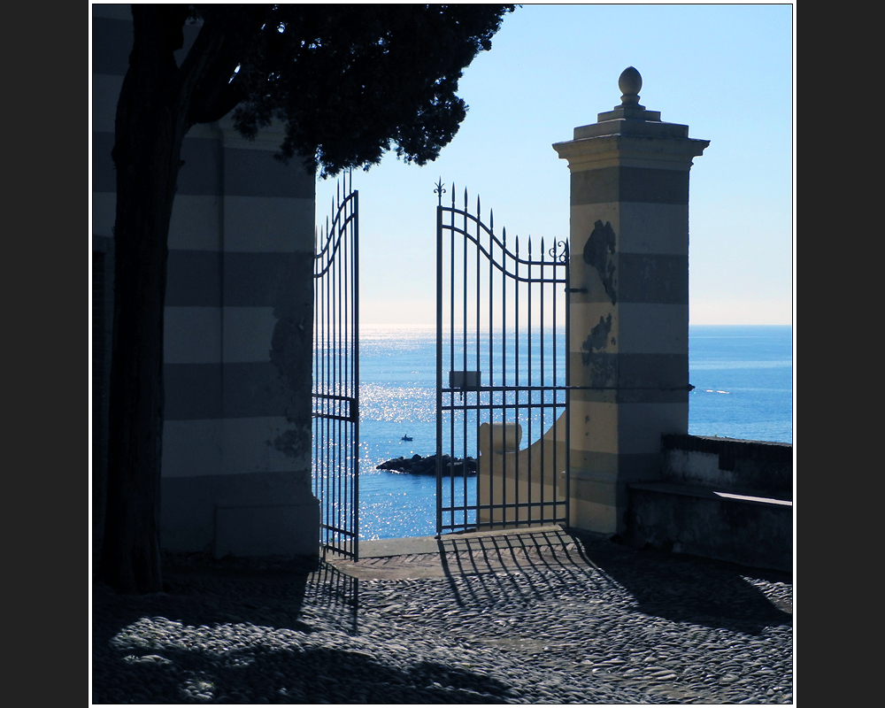 Kirchhof über dem blauen Meer