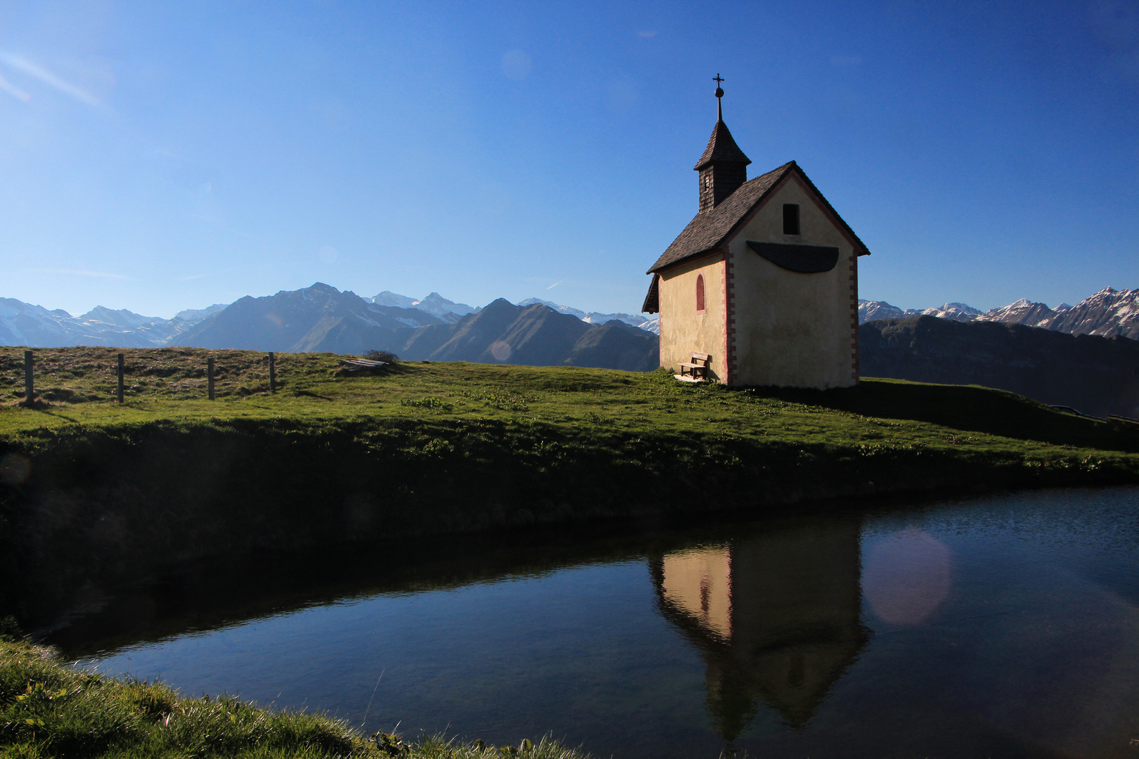 Kirchlein am Ufer