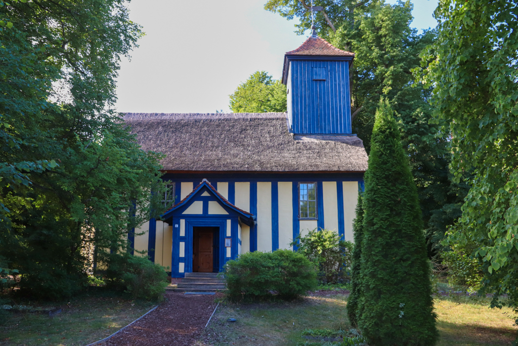 Kirchlein im Grünen