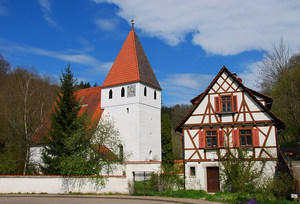 Kirchlein im Grünen