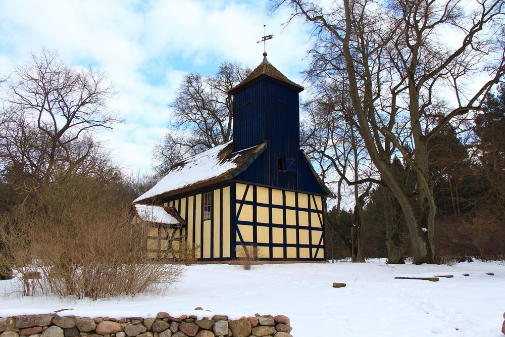 Kirchlein im Grünen (hier teilweise noch weiß)