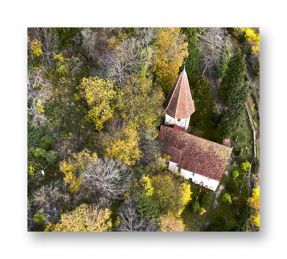 Kirchlein im Herbstwald