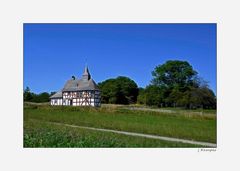 - Kirchlein mit blauem Himmel -