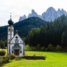 Kirchlein St. Johann in Ranui mit den Geislerspitzen I...