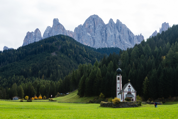 Kirchlein St. Johann in Ranui mit den Geislerspitzen II...