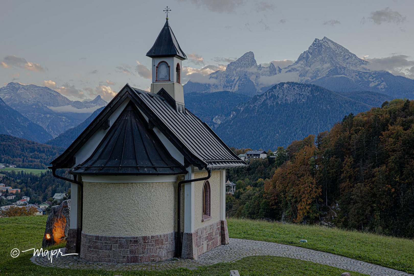 Kirchleitn-Kapelle über Berchtesgaden mit Watzmann im Hintergrund