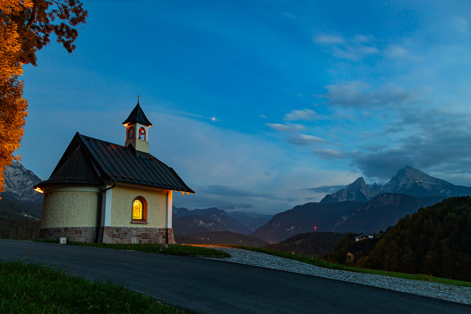 Kirchleitnerkapelle im Abendlicht mit Blick auf den Watzmann