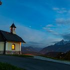 Kirchleitnerkapelle im Abendlicht mit Blick auf den Watzmann