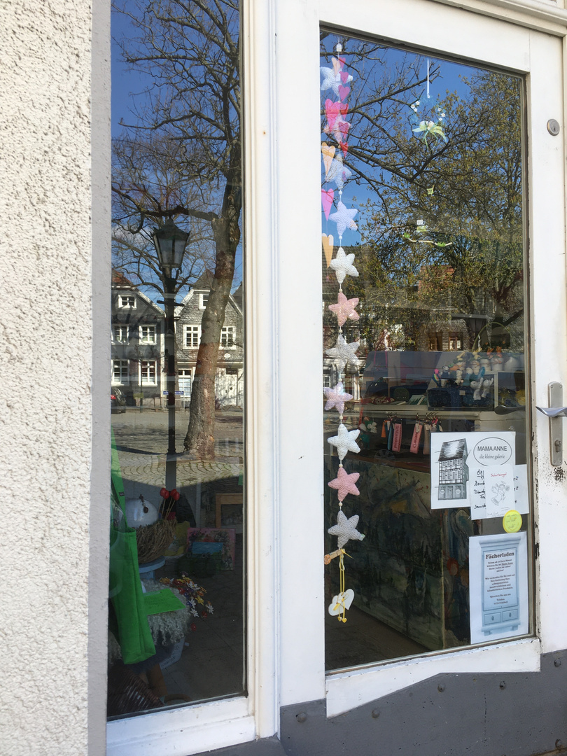 Kirchplatz im Schaufenster