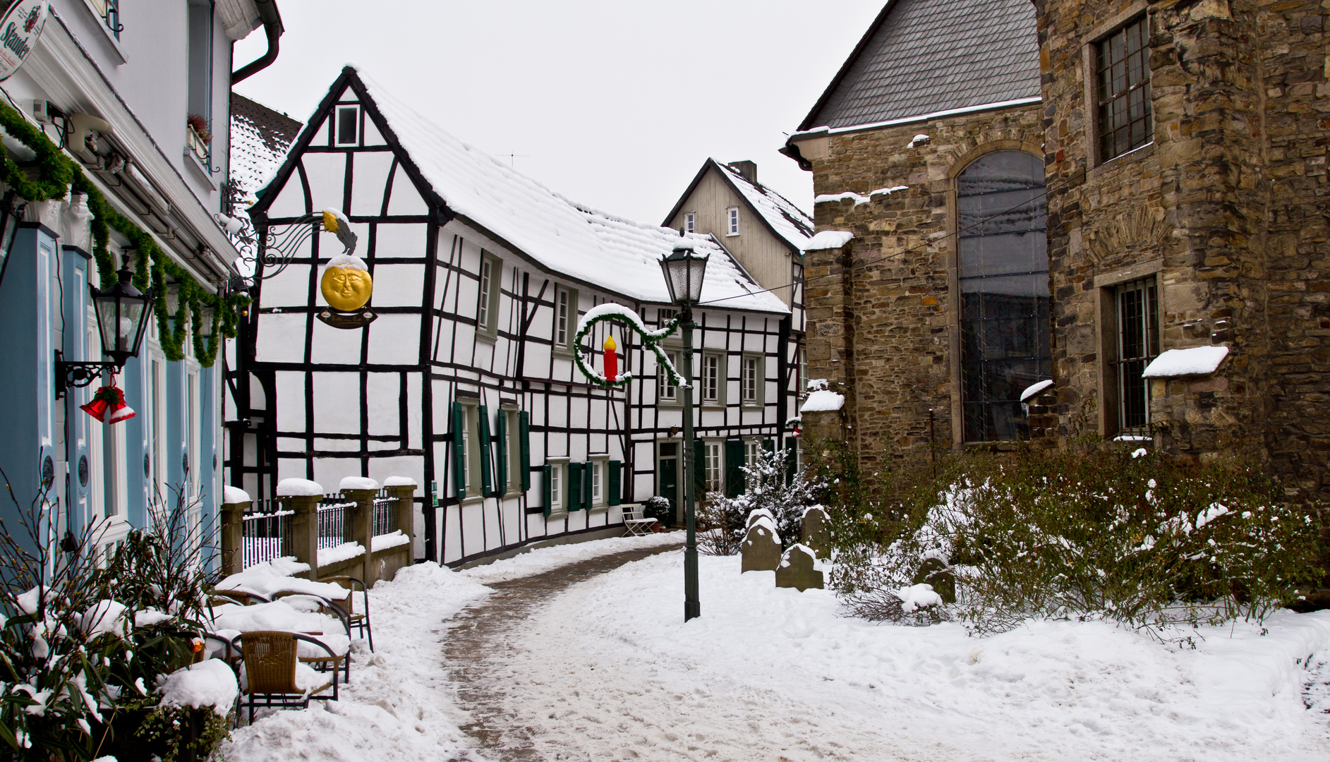 Kirchplatz im Winter